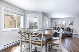 Building Photo - 290 Broken Lance Dr