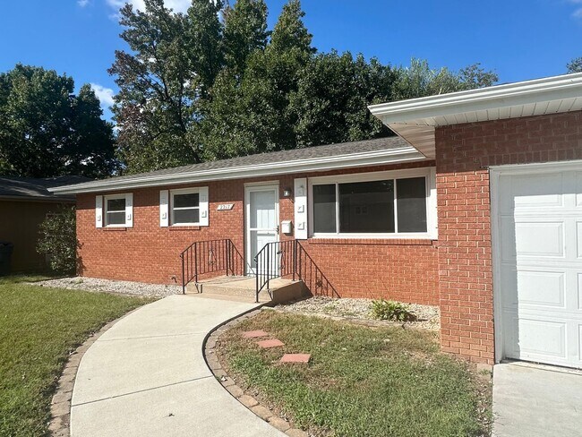 Building Photo - Cozy Home with Lots To Offer