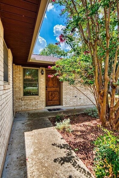 Building Photo - 821 Laura Belle Dr