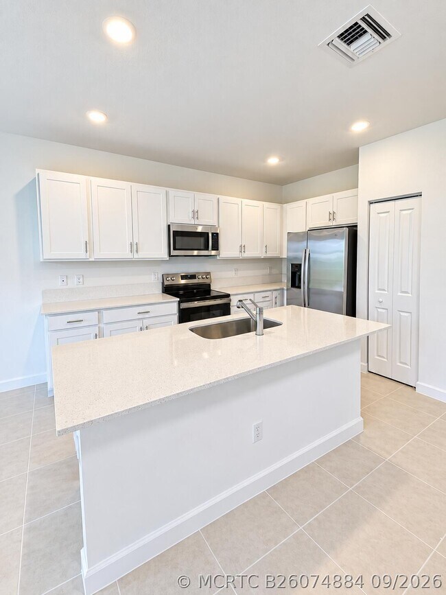 Building Photo - 321 SE Crossoak Ln