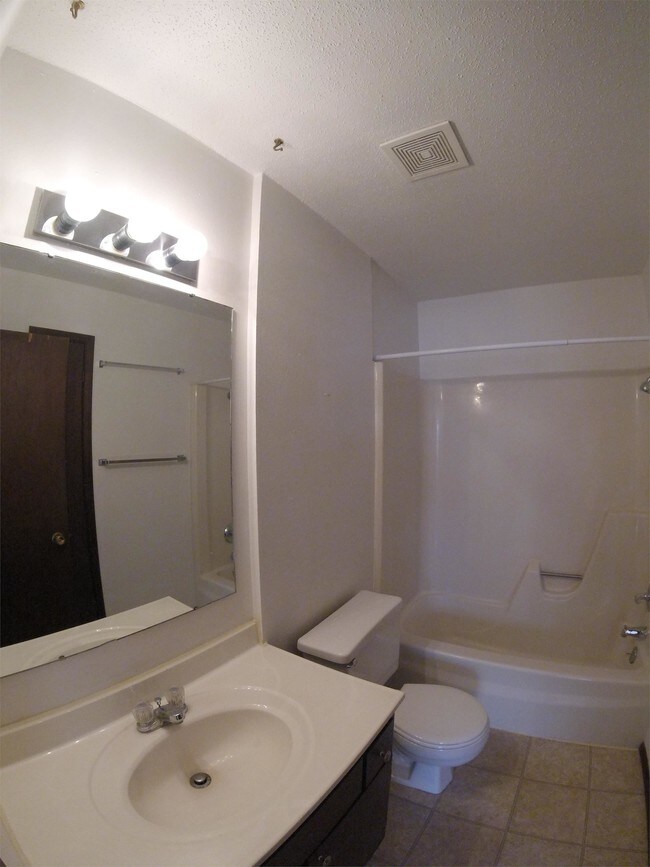 Building Photo - 3223 Scenic Dr