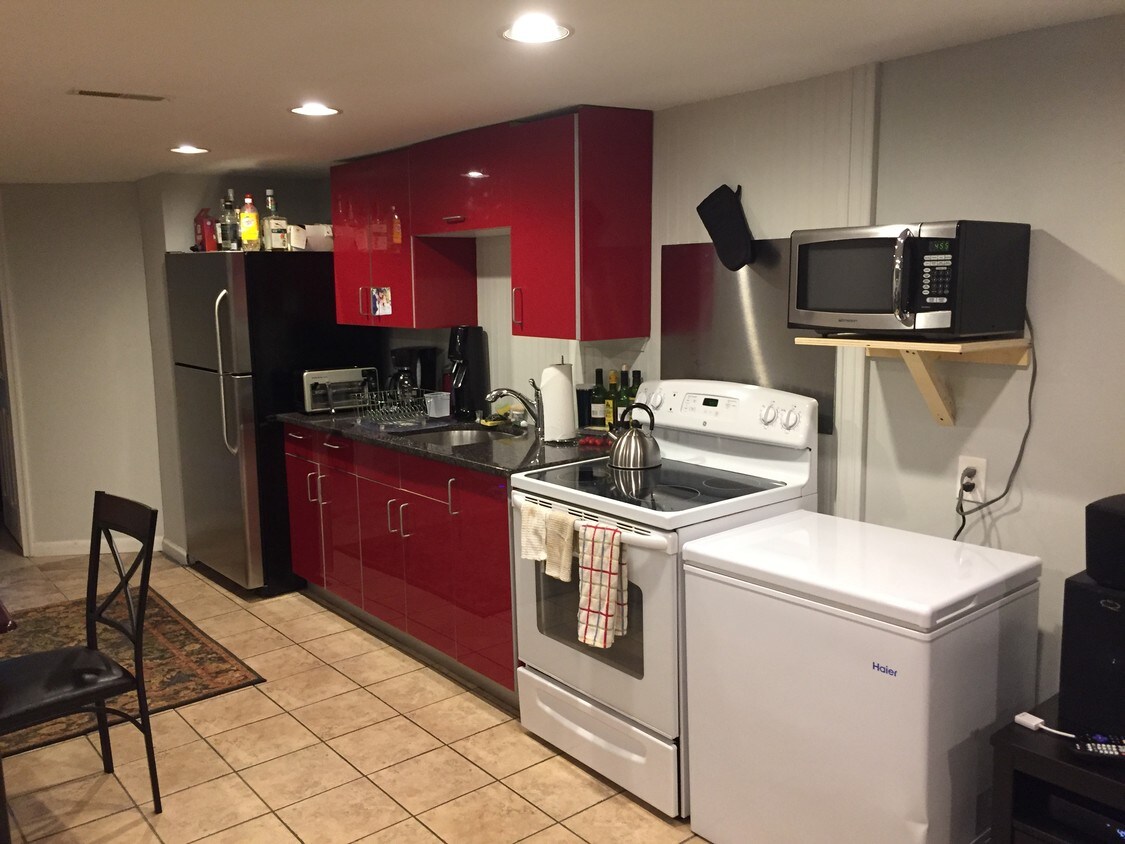Cute Kitchen - 1213 Fairmont St NW