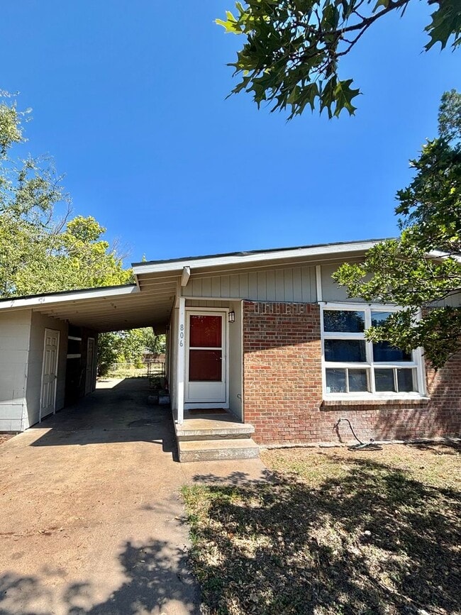 Building Photo - NOW AVAILABLE - 3 Bedroom home!