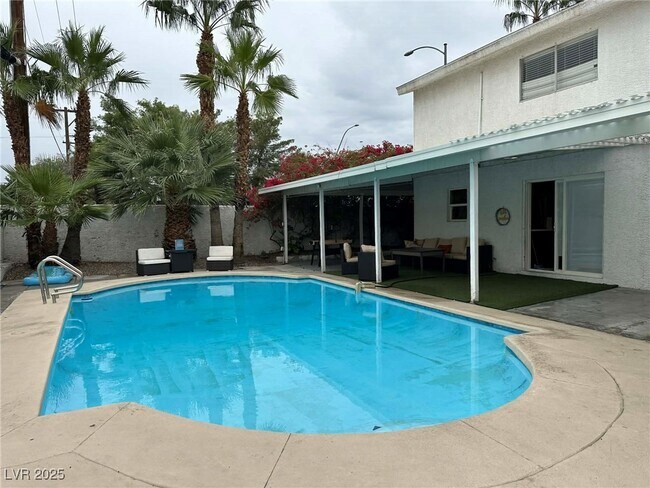 Building Photo - 2419 E Vegas Valley Dr