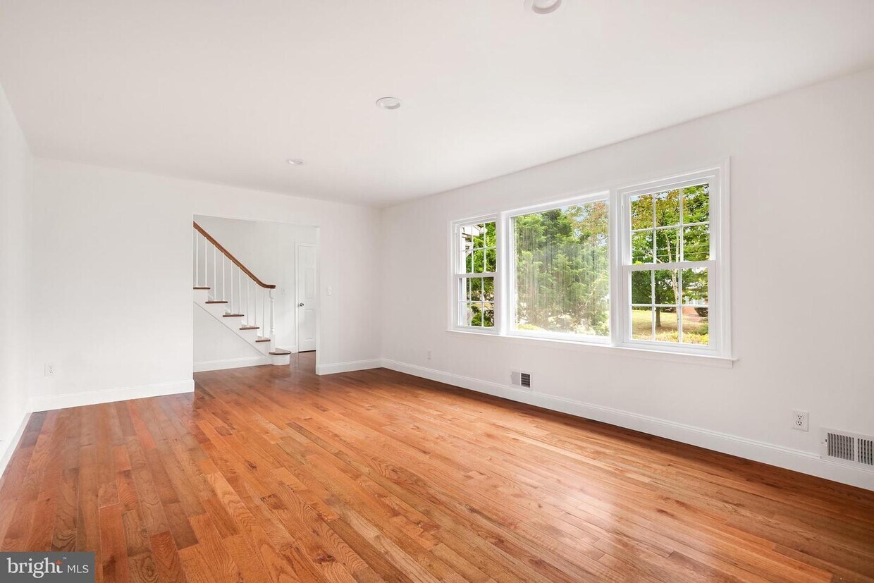 Primary Photo - 16 Dunbar Dr