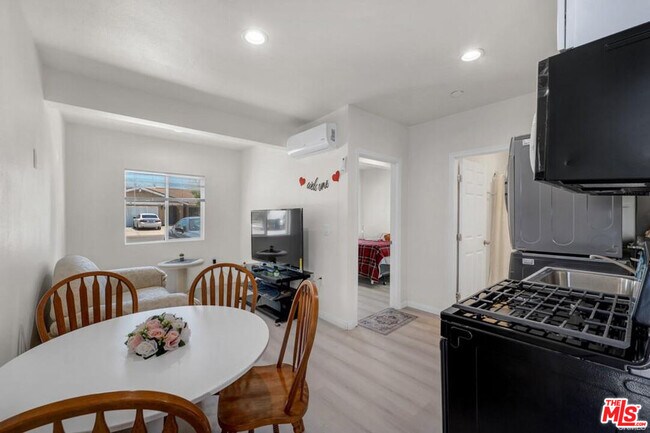 Foto del edificio - 7703 Baird Ave