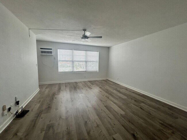 Foto del edificio - Updated 1 Bedroom 1 Bath Condo - Steps fro...