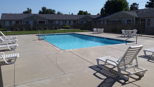 sparkling pool - Kirby Gardens Apartments