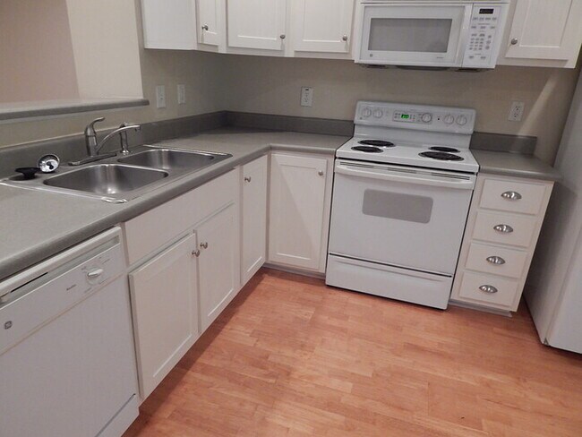 Building Photo - 490 S Barnett Shoals Rd
