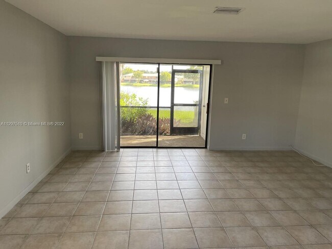 Foto del edificio - 10472 NW 6th St