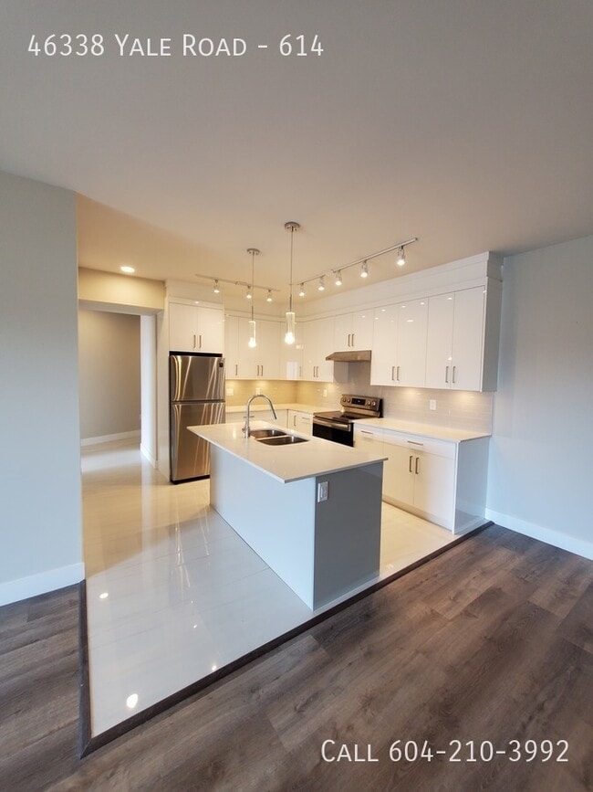 Building Photo - Top Floor Large Condo!