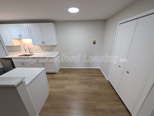 Building Photo - Updated 2-Bedroom Condo Steps from Crocker Park – Pool & Clubhouse