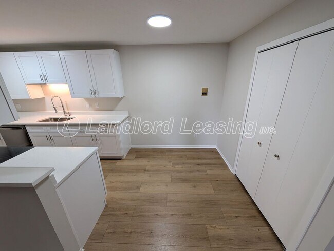 Foto del edificio - Updated 2-Bedroom Condo Steps from Crocker Park – Pool & Clubhouse