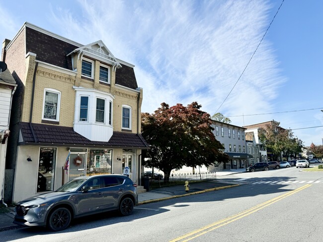 Building Photo - 202 E Market St