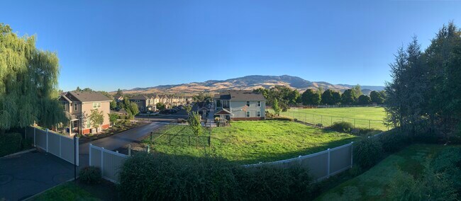 Vista panorámica desde la sala de estar a través de un espacio abierto hasta Grizzly Peak. - 2272 McCall Dr
