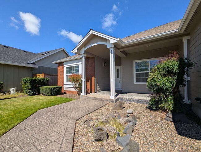 Foto del edificio - Beautiful 3-Bedroom, 2-Bath Home In Barger Area Of Eugene!