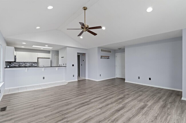 Foto del edificio - 512 W 12 Mile Rd