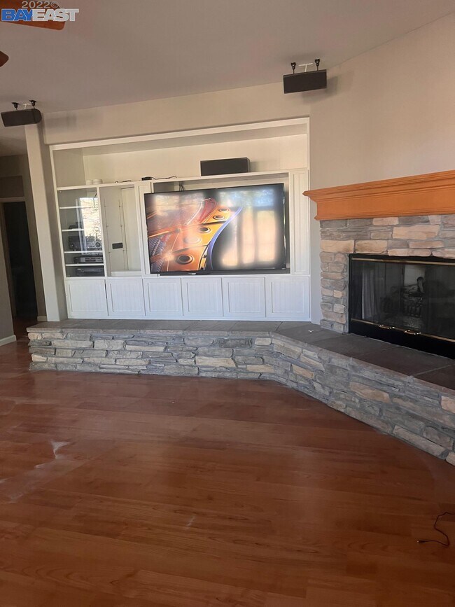 Building Photo - 489 Lakeview Dr