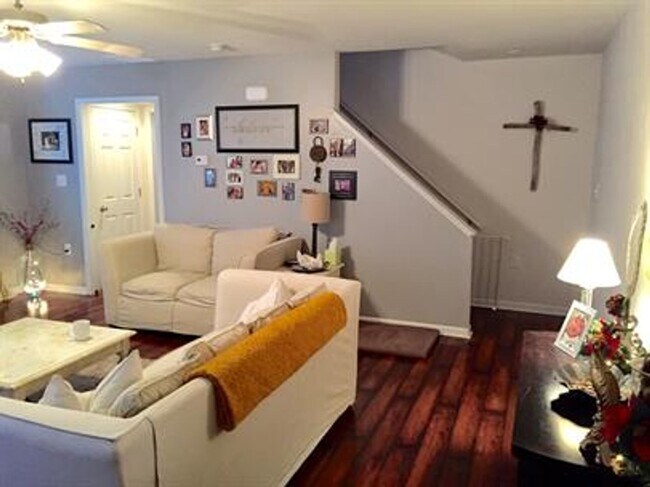 Building Photo - End Unit 3 Bedroom Townhouse