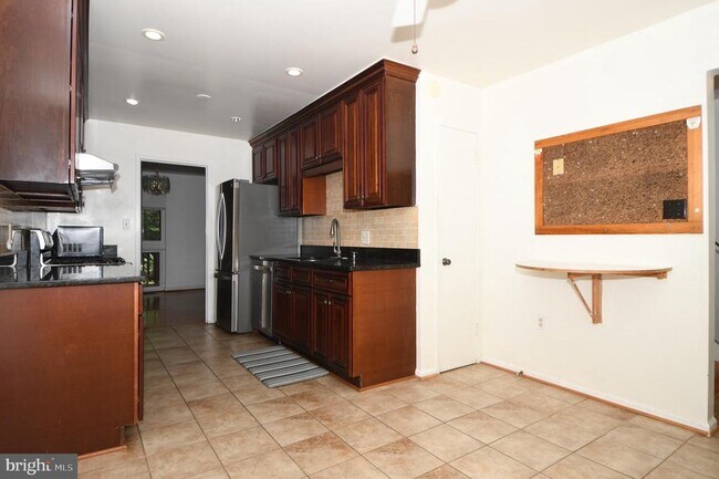 Foto del edificio - 8147 Inverness Ridge Rd