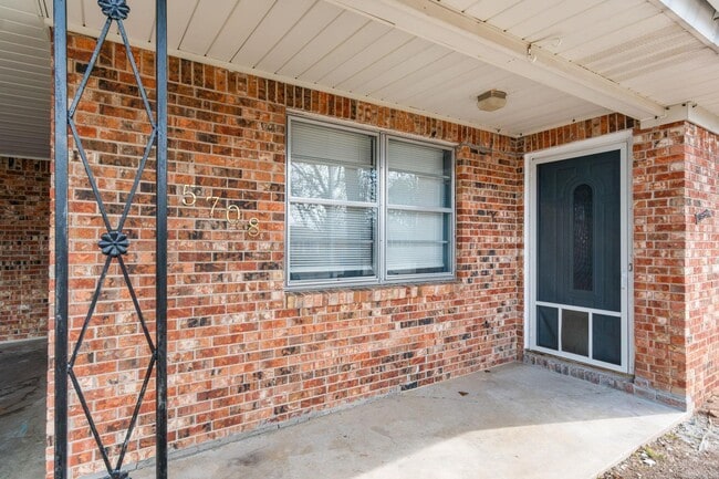 Building Photo - 5708 Alta Vista Dr