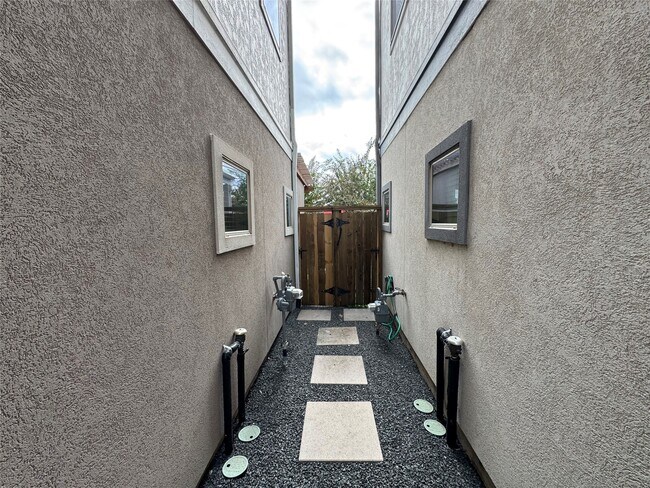 Foto del edificio - 6755 Highclere Manor Ln