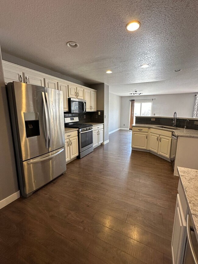 Foto del edificio - 5 bedroom single family house in Englewood