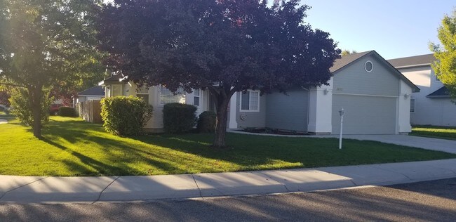 Building Photo - 4985 N Rothmans Ave