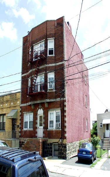 Exterior - 286 Nagle St