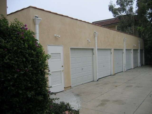 Building Photo - 530 E Windsor Rd
