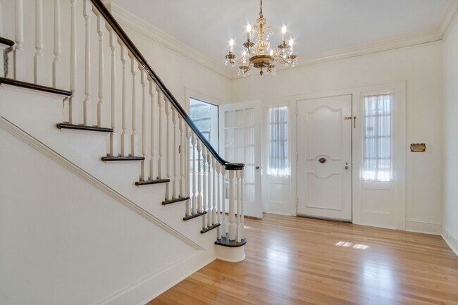 Building Photo - Beautifully Renovated 5/3.5 Home w/ Bonus ...