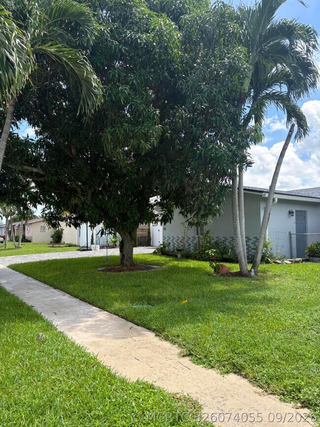 Foto del edificio - 8250 SW 8th Ct
