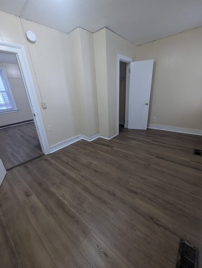 Building Photo - 34 Hallock St