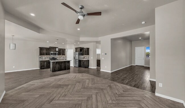 Foto del edificio - Gorgeous 4 Bed with 3 Car Garage AND Hot Tub