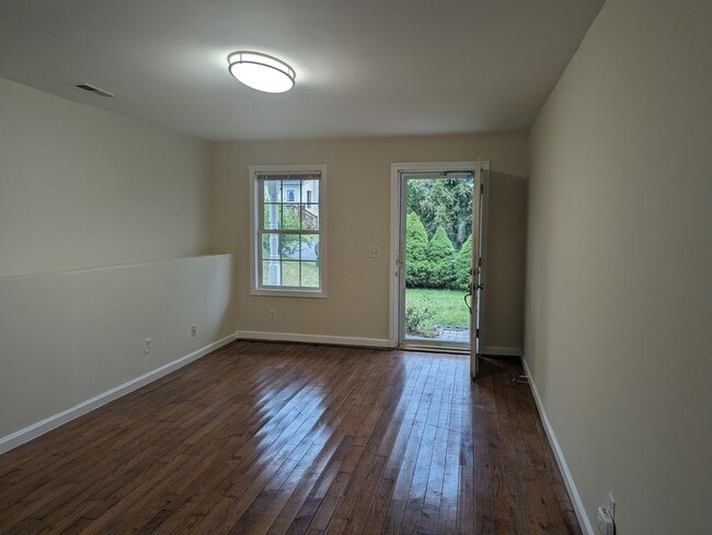 Building Photo - 33 Hallock St
