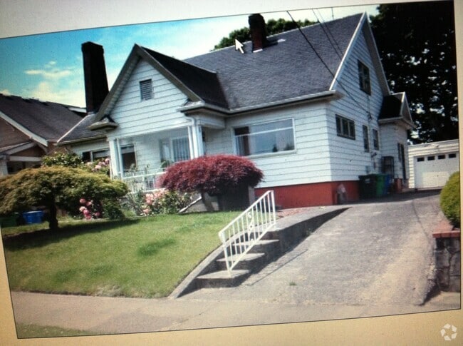 Building Photo - 3213 NE 11th Ave