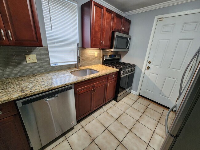 Foto del edificio - Bright 2 bed 1.5 bath available 6/14 with ...