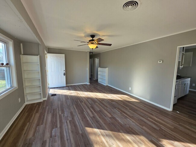 Foto del edificio - Charming 3-Bedroom Home – Modern, Clean & Carpet-Free!