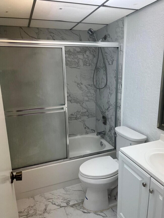 Foto del edificio - 6301 N University Dr