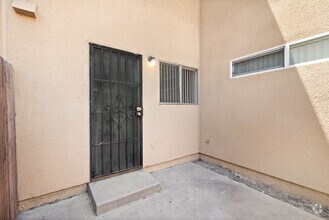 1BR, 1BA - 621SF - Patio - Reseda Village Green