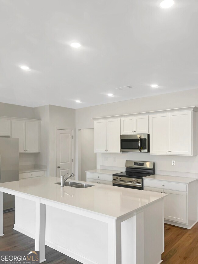 Foto del edificio - 109 Milledge Cmns Dr NE