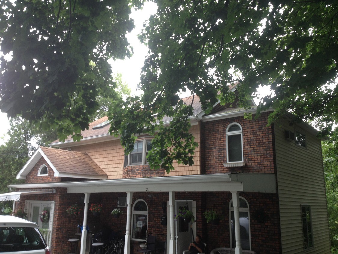 Second floor 2 bedroom Appartment - 122 Gleneida Ave