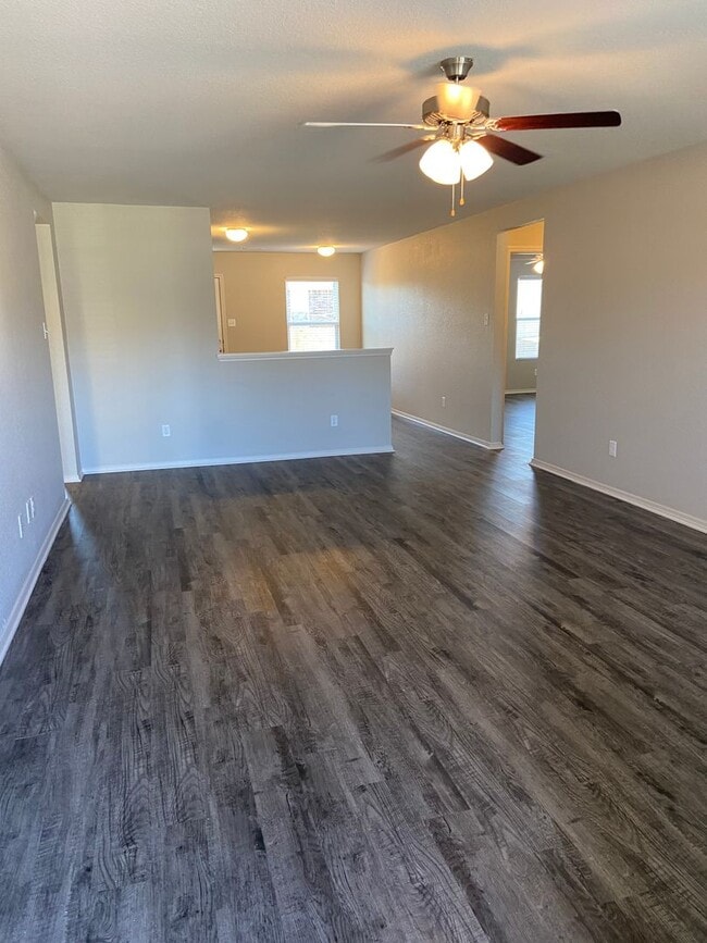 Foto del edificio - *Pre-leasing* Four Bedroom | Two Bath Home...