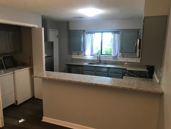 Building Photo - 1804 Pine Tree Dr