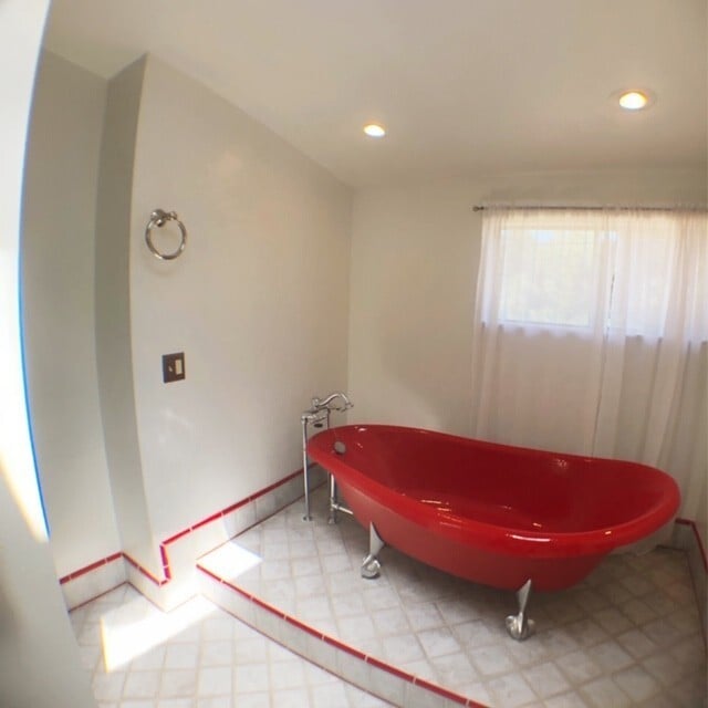 Building Photo - Unique 3 Bedroom 3 Full Bath Home with tha...