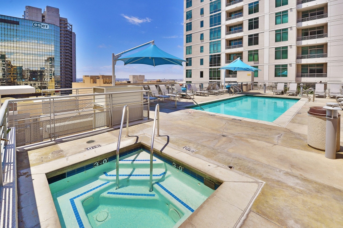 Pool - 8th floor - 425 W Beech St