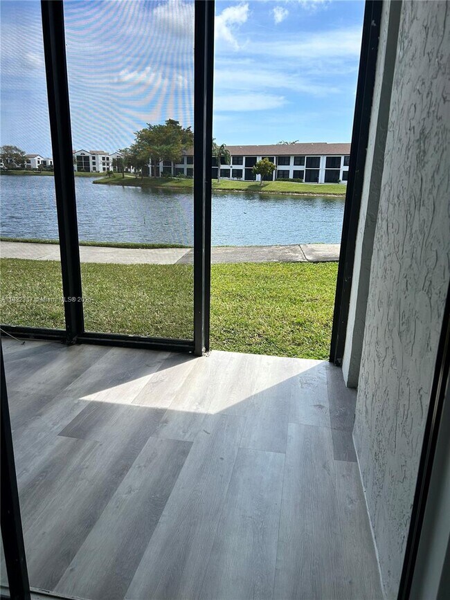 Foto del edificio - 203 Lake Pointe Dr