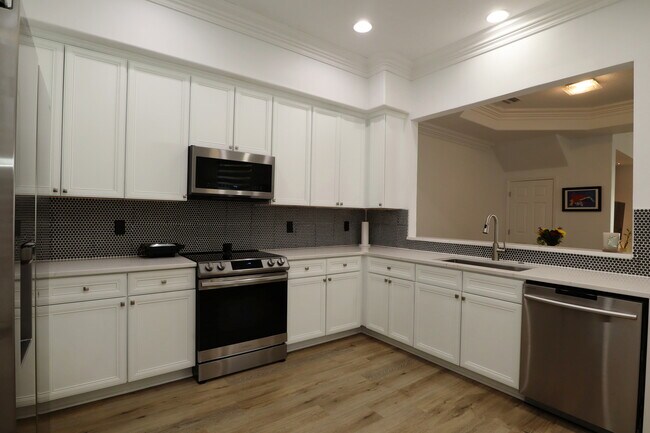 Foto del edificio - 8248 Tivoli Dr