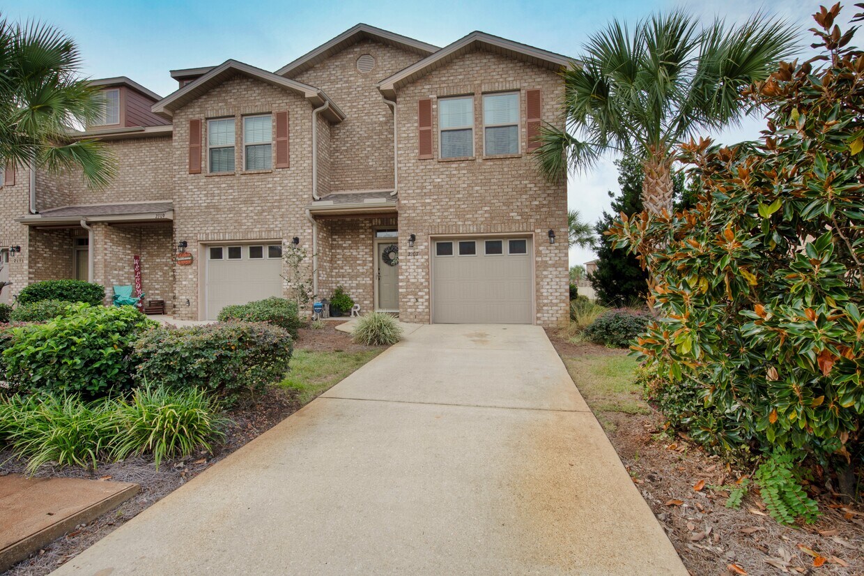 2107 Wilsons Plover Cir, Navarre, FL 32566 Townhome Rentals in