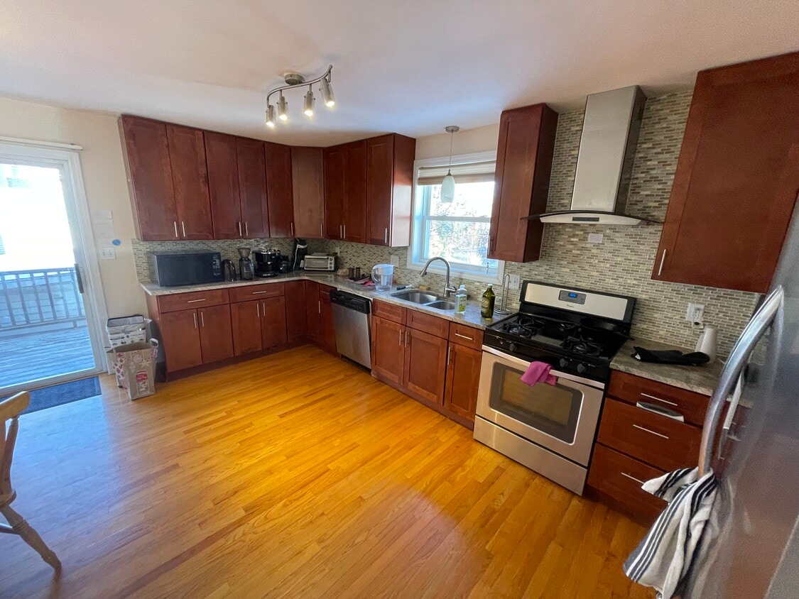 Primary Photo - 33 Miller St